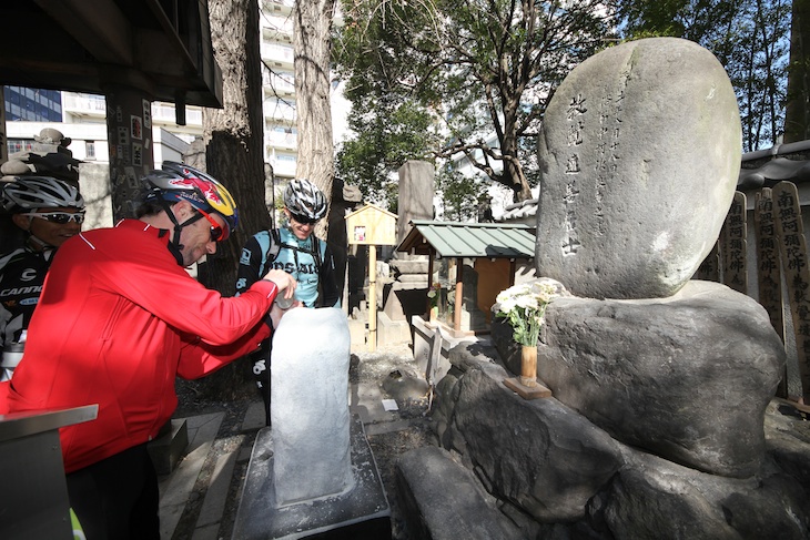 回向院にある、鼠小僧の墓に詣でる。墓石を削って運を分けていただく