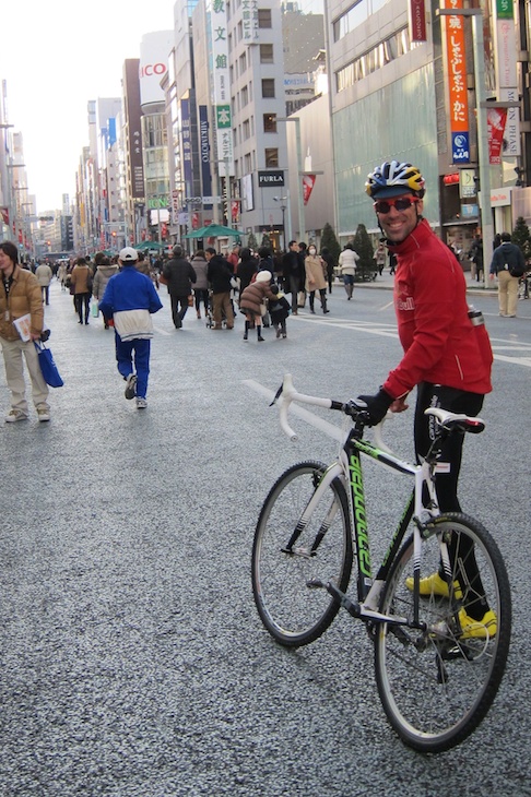 銀座の歩行者天国を、自転車を押しながら歩く