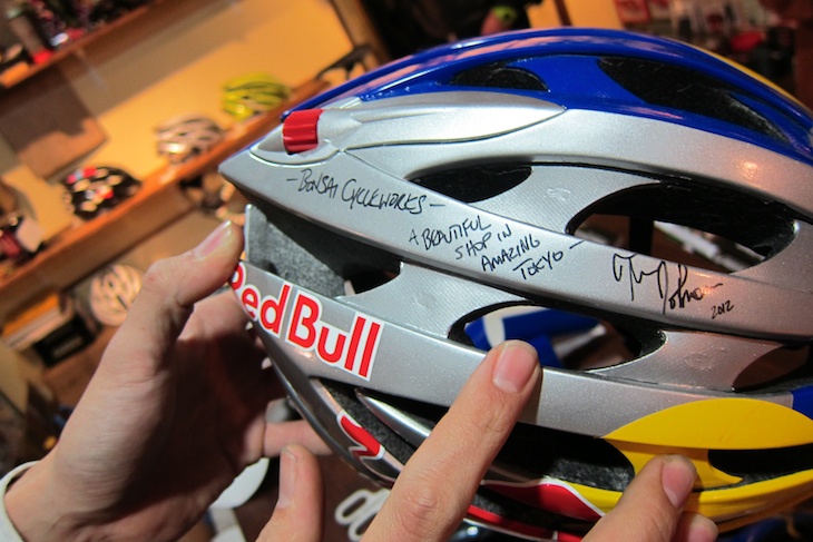 ヨシダさんの力作ヘルメットにティムがサイン