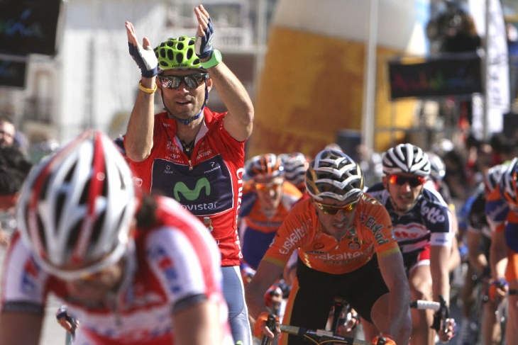 ステージ優勝を飾ったモレーノの後ろで、手を叩いてゴールするアレハンドロ・バルベルデ（スペイン、カチューシャ）