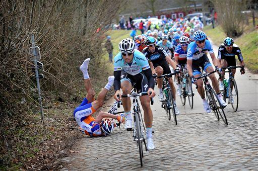 パヴェ(石畳)区間でラース・ボーム(オランダ、ラボバンク)が落車