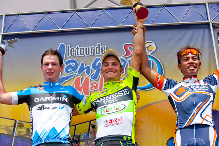 アンドレア・グアルディーニ（イタリア、ファルネーゼヴィーニ）を中央に、トップスリーが表彰台に上る