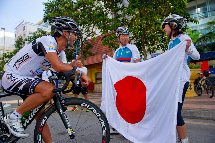 日の丸を持って駆けつけた日本人応援団ふたりと福島晋一