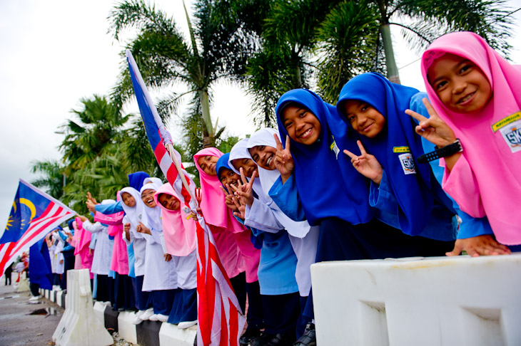 コース沿道に集まった地元の小学生。マレーシア人の大部分がイスラム教徒だ
