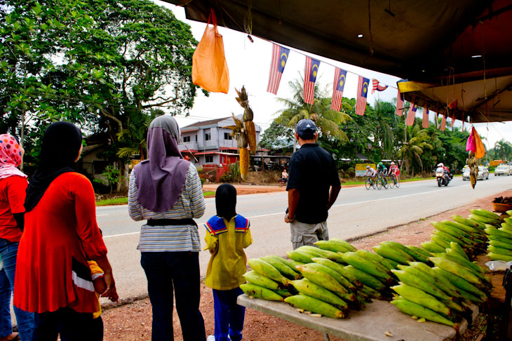 沿道ではトウモロコシやパイナップルが売られている