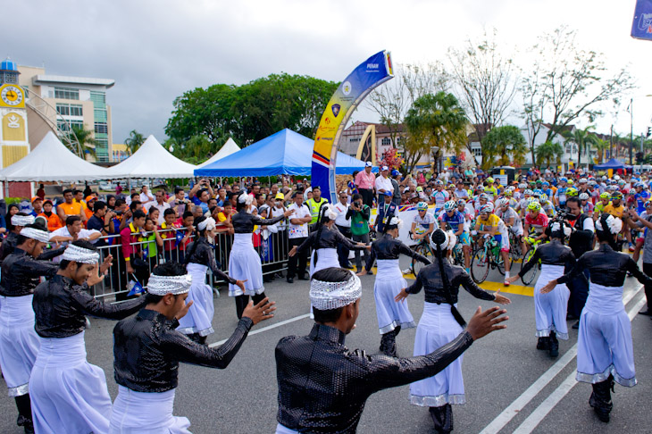 スタート前にマレーシアの踊りが披露された