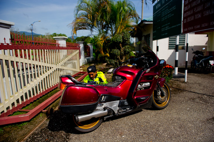 壊れてしまったバイクを大慌てで直すドライバー