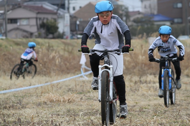 K1は山田 雄大 くん(ARAI MURACA)と小林 慧紀くん(西東京市立向台小学校)のデッドヒート