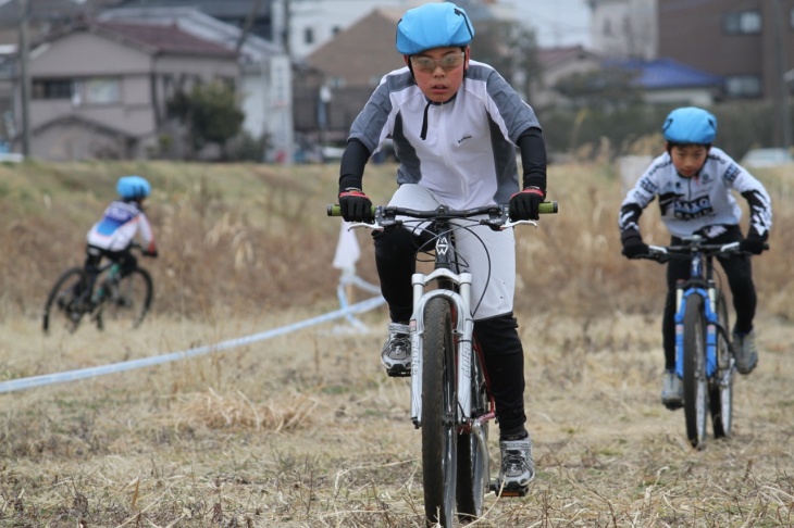 K1は山田 雄大 くん（ARAI MURACA）と小林 慧紀くん（西東京市立向台小学校）のデッドヒート