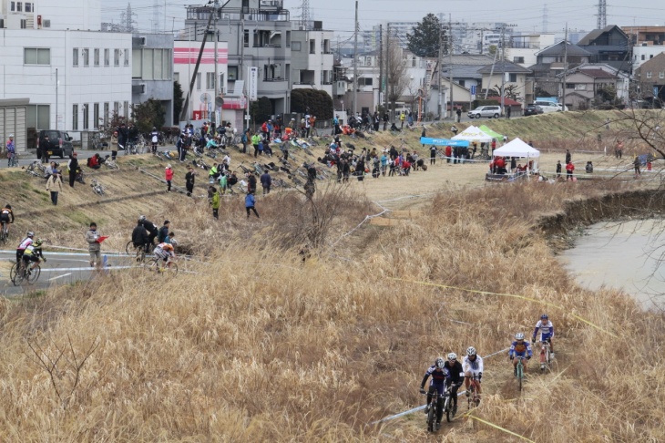 八王子市役所対岸の浅川河川敷がコースだ