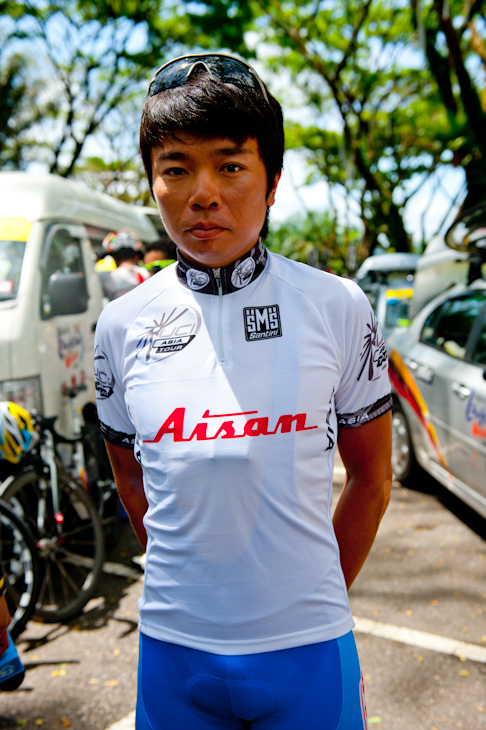UCIアジアツアーリーダージャージを着た西谷泰治
