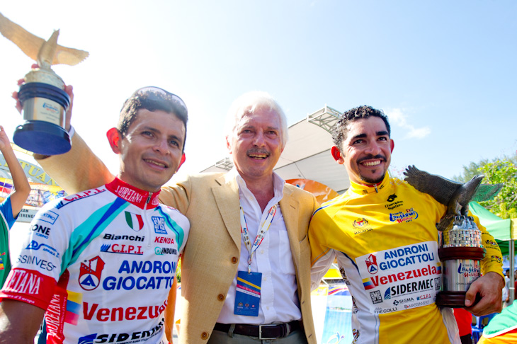 総合優勝を成し遂げたホセ・セルパ（コロンビア、アンドローニ・ジョカトリ）と総合2位のホセ・ルハノ（ベネズエラ）とマネージャーのジャンニ・サヴィオ氏