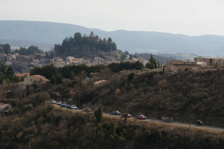 南仏の丘陵地帯を行くプロトン