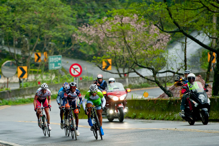 1つ目の2級山岳を先頭で越えるポイント賞リーダー、フェン・チュンカイ(台湾、アクション)