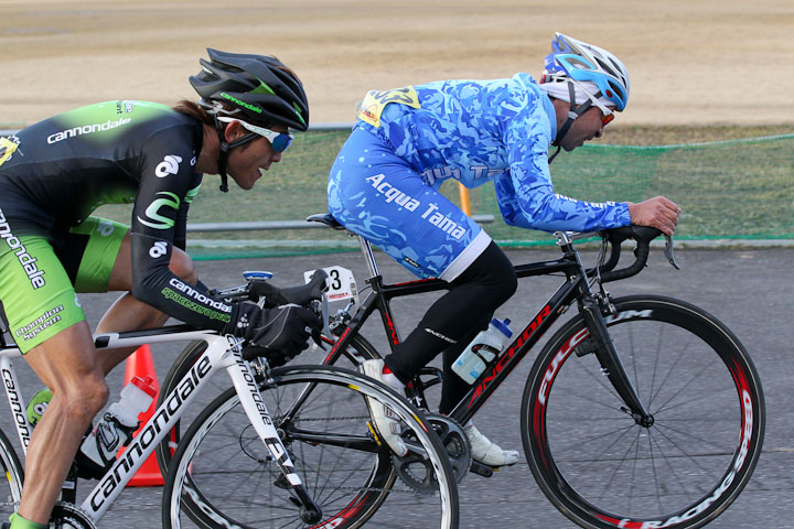 逃げグループの飯島誠(GRUPPO ACQUA TAMA)と鈴木真理(cannondale spacezeropoint)