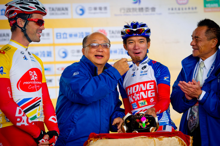 ワン・カンポー(香港、香港ナショナル)の誕生日を祝うサプライズ演出