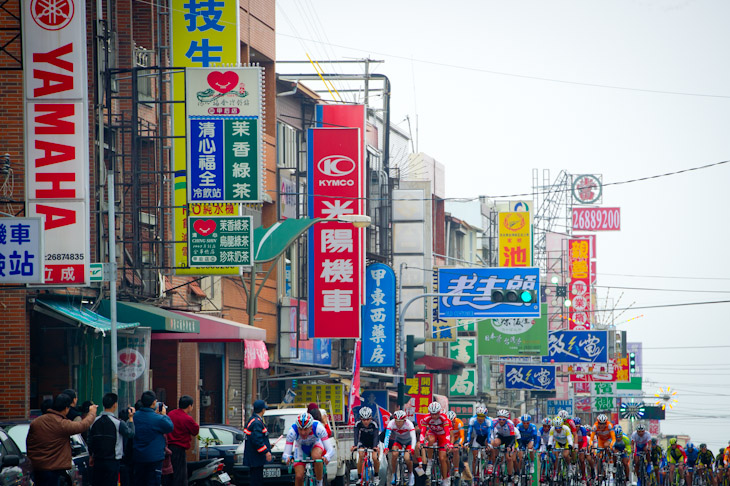 台湾の華やかな看板のもと レースは進んでいく Cyclowired