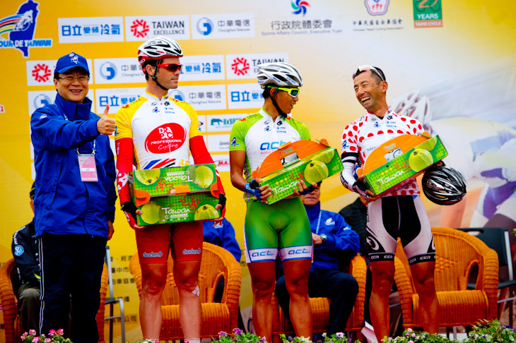 ジャージ着用選手のセレモニーで記念品を受け取る福島晋一(トレンガヌ)