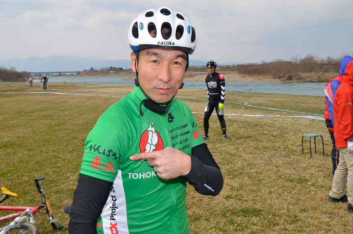 関西シクロクロスオルガナイザー矢野淳さんはTOHOKU CX Projectチャンピオンジャージを着て走る