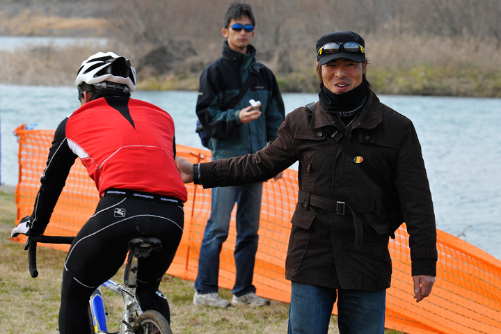 ゴールする選手を迎えるTOHOKU CX Project代表菅田純也さん