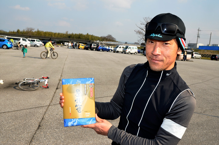 東北CXの菅田さんから仙台名物が優勝者に渡された