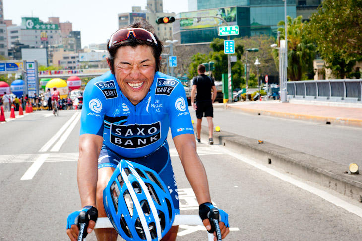 チームのステージ優勝を喜ぶ宮澤崇史(サクソバンク)