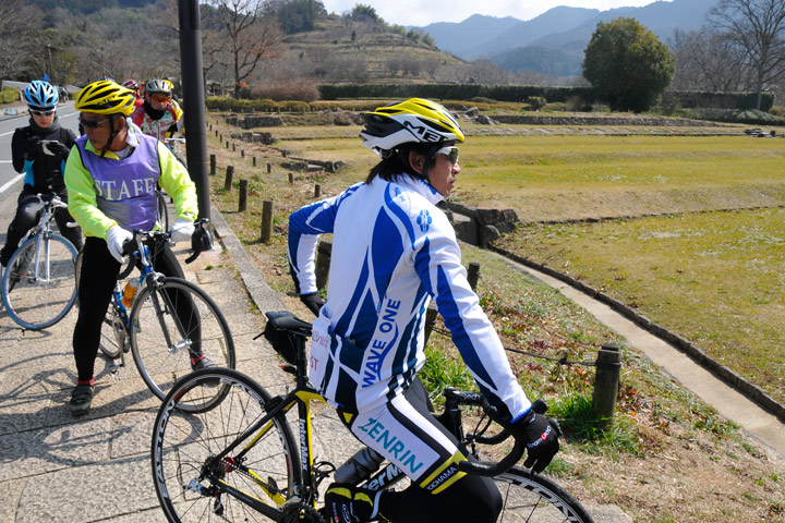 明日香の歴史に想いをはせる片山右京さん