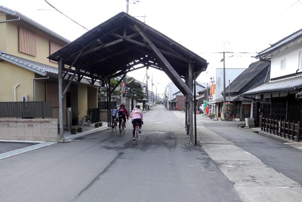 蔵造りが残る古い町並みを通過していく