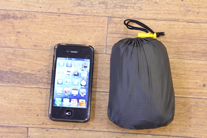 本体収納時のIPhoneとのサイズ比較