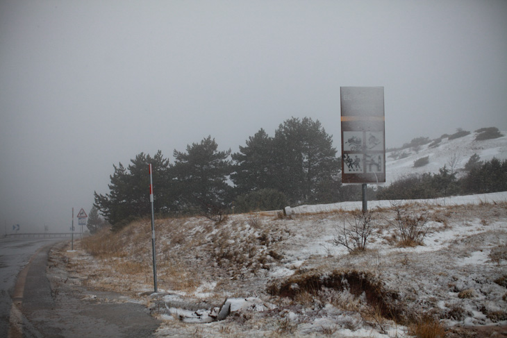 雪に覆われた超級山岳カント峠