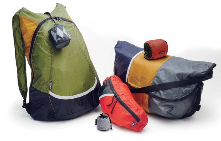 左からMINIFY コンパクトバックパック、ウエストバッグ、メッセンジャーバッグ