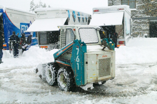 活発に動き回る小型の除雪車 Cyclowired