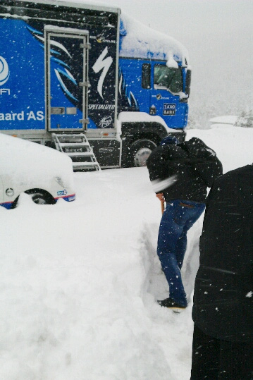 トラックにたどり着く為に雪かき