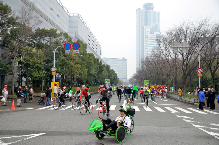 大阪の街並みを駆け抜けていく
