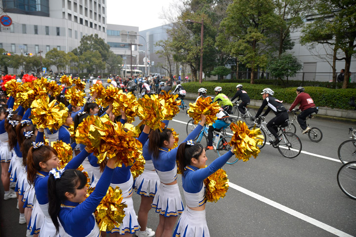 チアガールに見送られてスタートを切る
