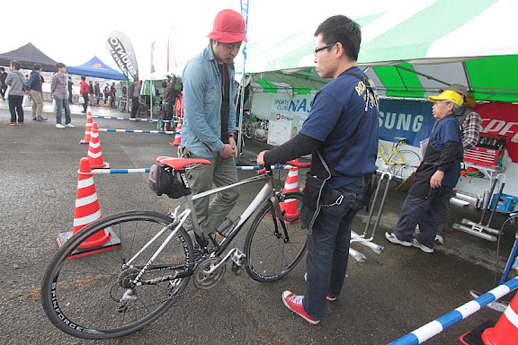 メカニックブースで愛車をチェックしよう