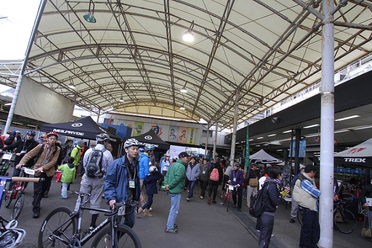 例年多くの参加者でにぎわう湘南バイシクル・フェス2014Xmas 会場は平塚競輪場だ