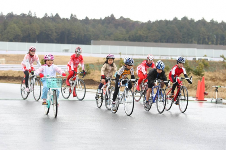 雨にも負けない元気な子供たちによるキッズレース