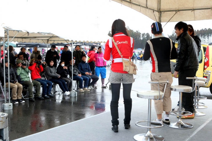 トークショーは雨ながら多くの人を集めた