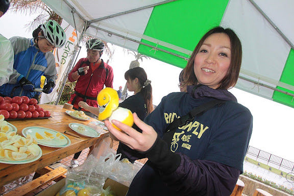 その場で特産日向夏を剥いてくれました。とっても美味しかった!