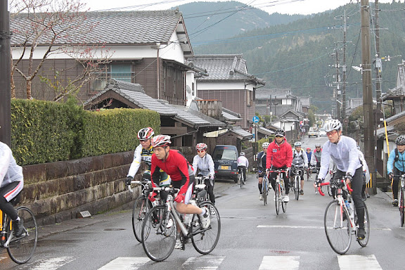 城下町の面影を色濃く残す飫肥の街並みを行く