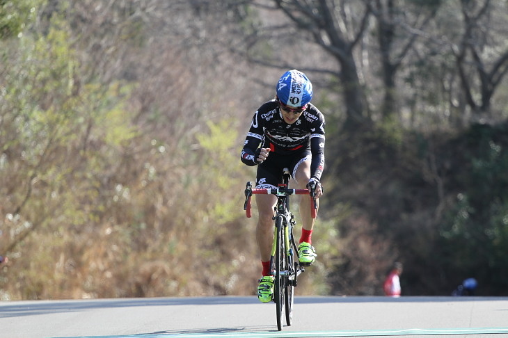 小さなガッツポーズでゴール A-Eクラス優勝・菅野正明選手(VAX RACING)