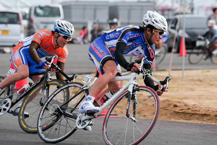 E1 序盤から仕掛ける窪木一茂(MUUR zero Velofutur)と西山知宏(Tacurino.net)