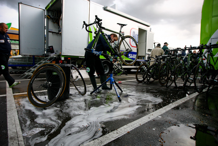 ゴール後すぐにメカニックがバイクを洗浄する