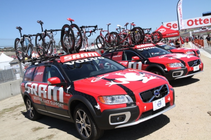 サポートカーはすべて赤いカエルのマークが。アメリカはスラムが強い!