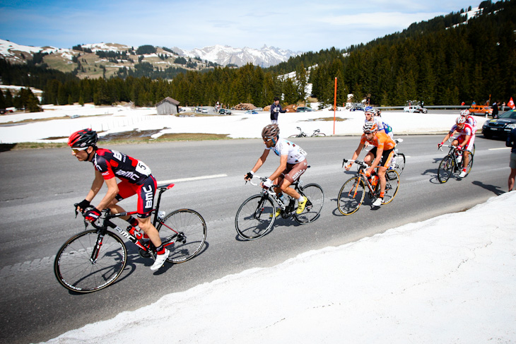 逃げるヨハン・チョップ（スイス、BMCレーシングチーム）らが1級山岳モス峠を駆け上がる