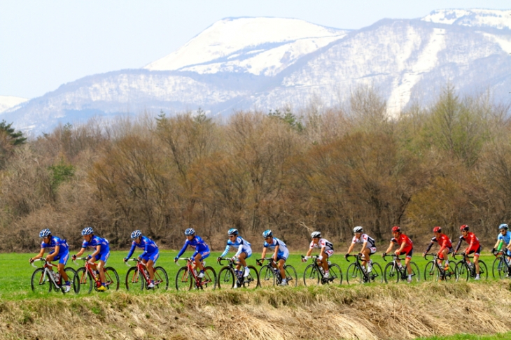 メイン集団は愛三レーシングがコントロール