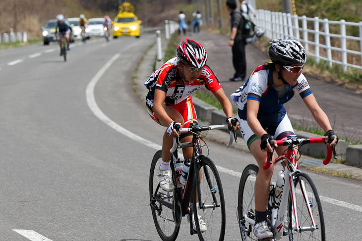ラスト2km、與那嶺恵理(チーム・フォルツァ!)先頭で萩原麻由子(サイクルベースあさひ)との勝負へ