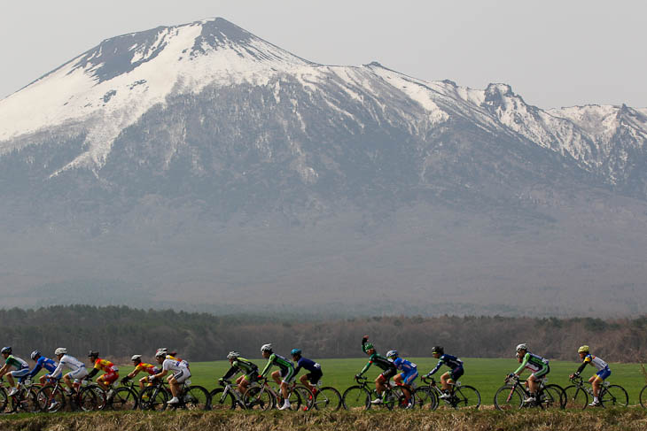 岩手山を臨むロードレースのコース