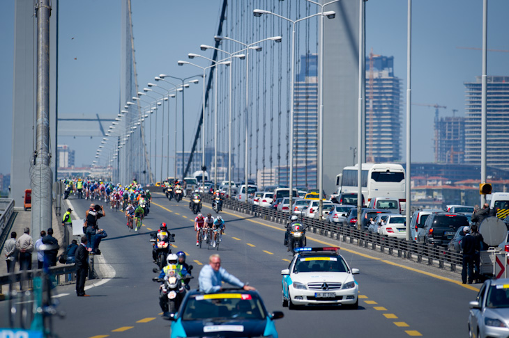 ヨーロッパとアジアを結ぶ第二ボスポラス大橋を通過する選手たち